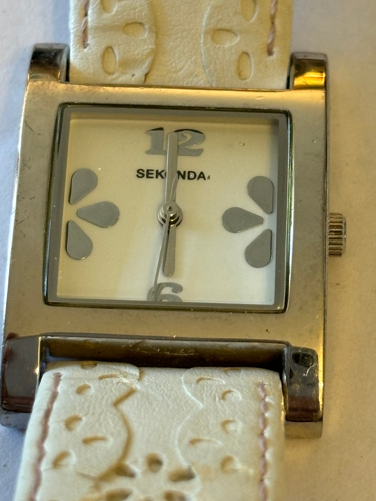 Sekonda Ladies Silver and White Flower Pattern Watch - Untested