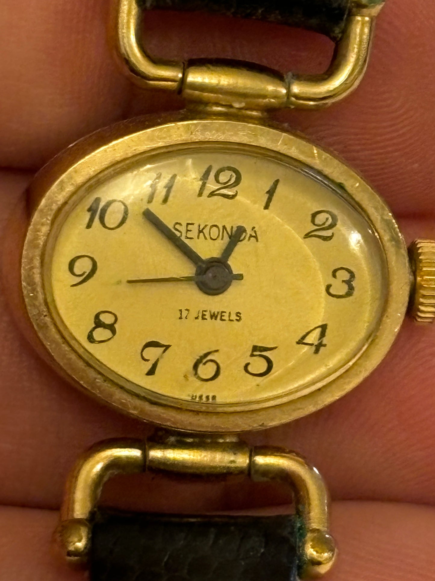 Vintage Sekonda Ladies Manual gold oval wristwatch - Untested