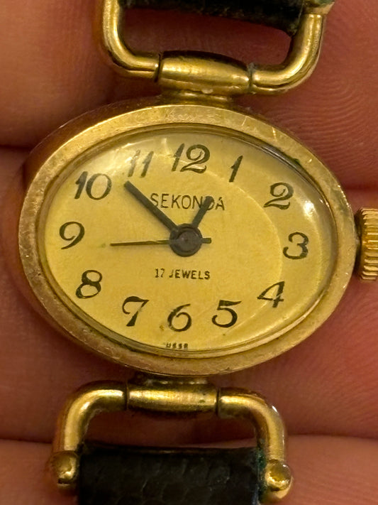 Vintage Sekonda Ladies Manual gold oval wristwatch - Untested