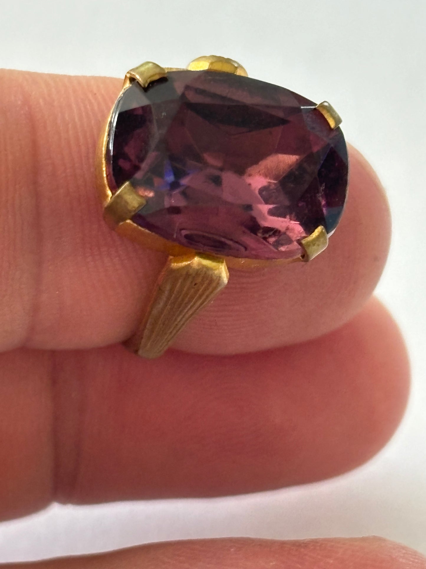 Gold metal ring with large rectangular purple stone - Size L