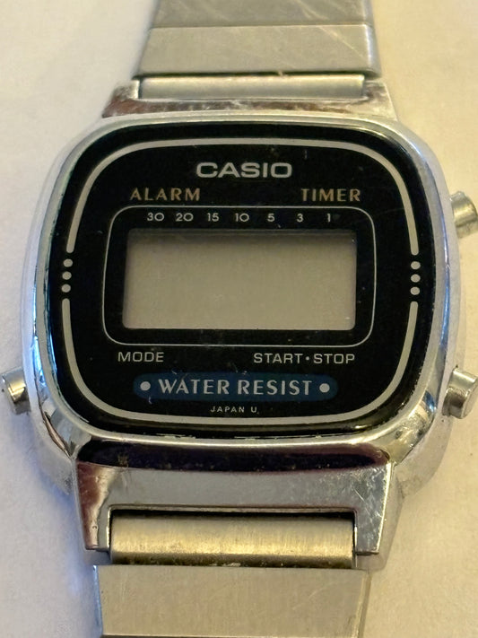 Small ladies Casio retro digital watch - Untested