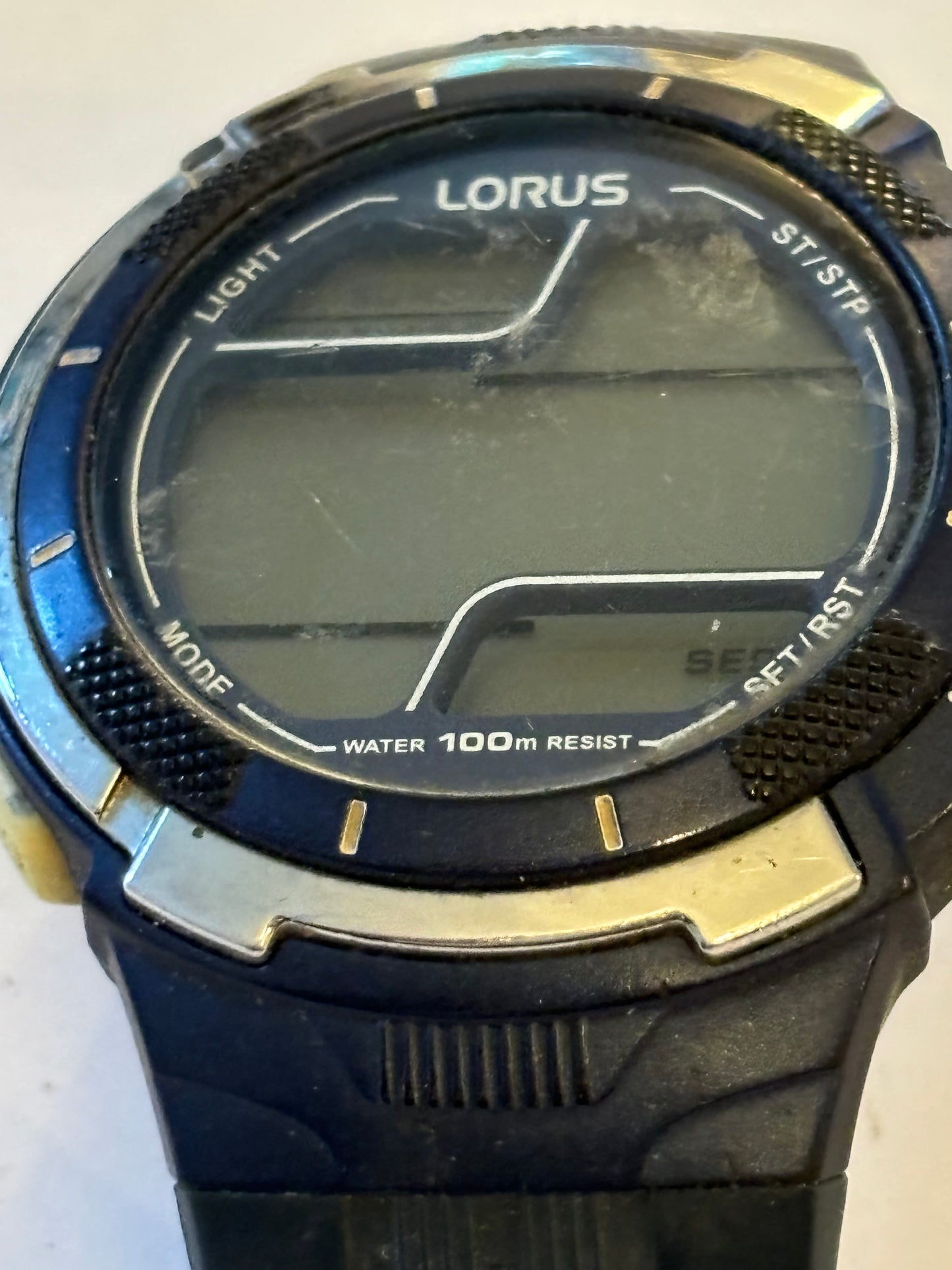 Lorus gents digital watch Z009-X005 - Broken strap - Untested