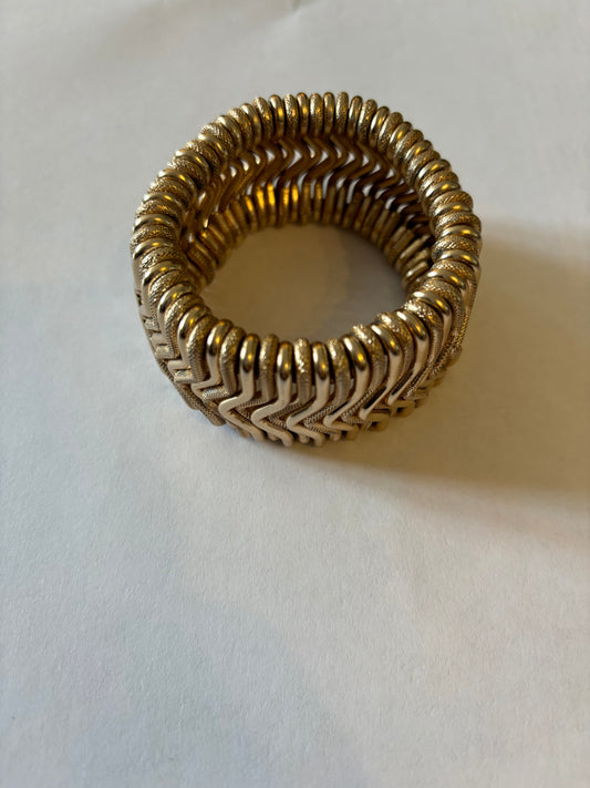 Gold metal textured V rings stretch bangle