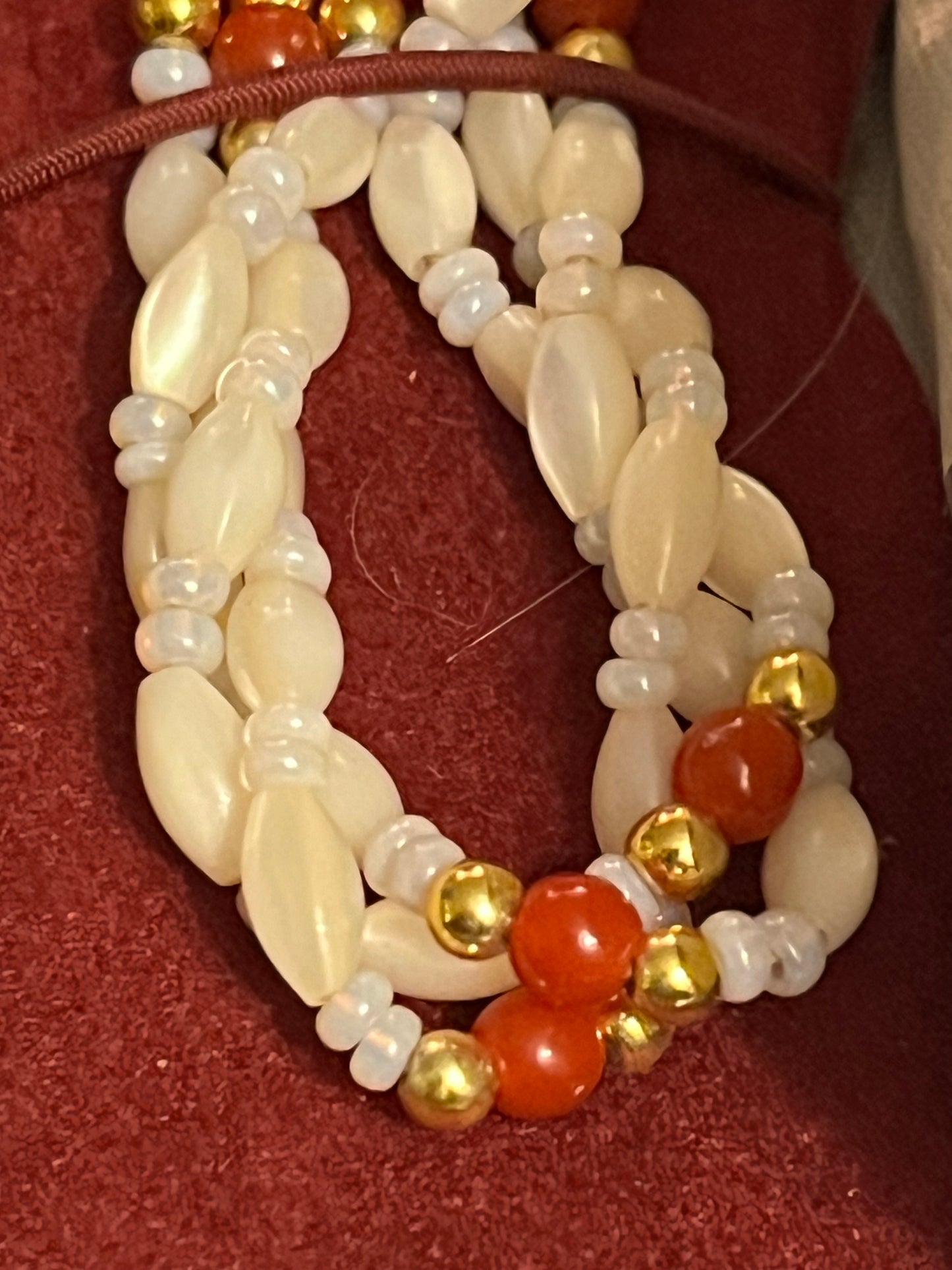 Twisted white pearlescent and red bead necklace - Boxed