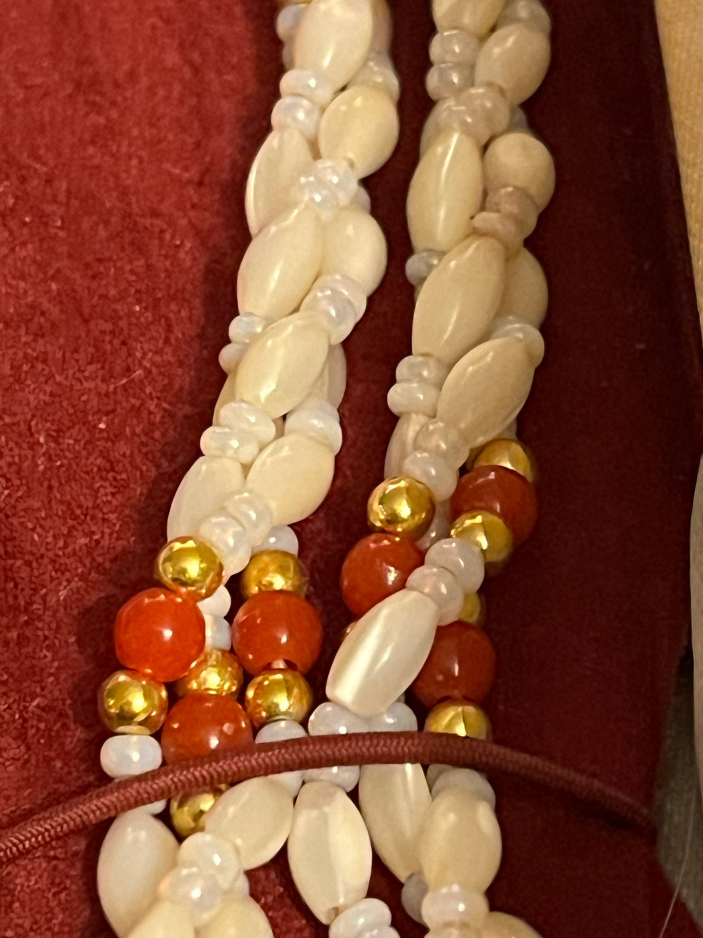 Twisted white pearlescent and red bead necklace - Boxed