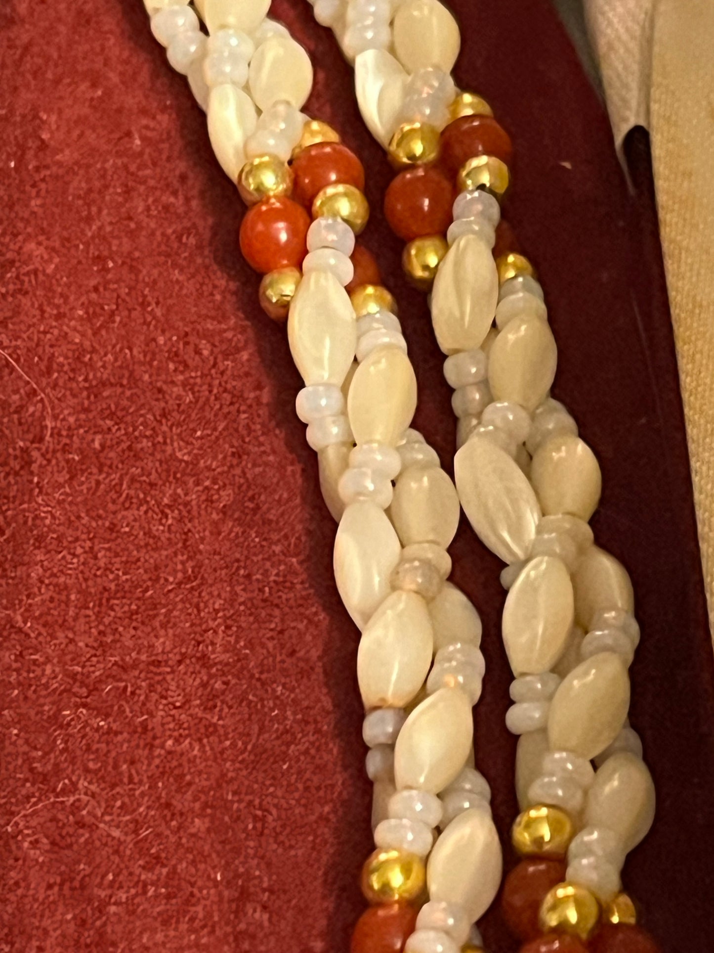 Twisted white pearlescent and red bead necklace - Boxed