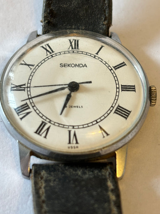 Vintage black and silver Sekonda gents manual wristwatch - Untested