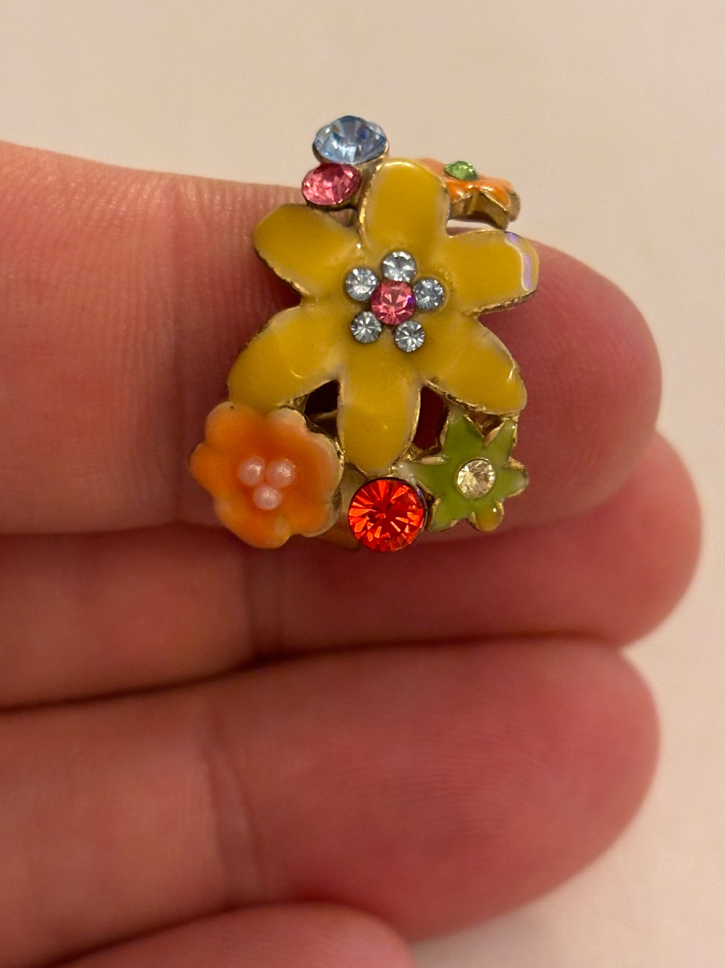 Gold metal ring with group of flowers and stones - Size M