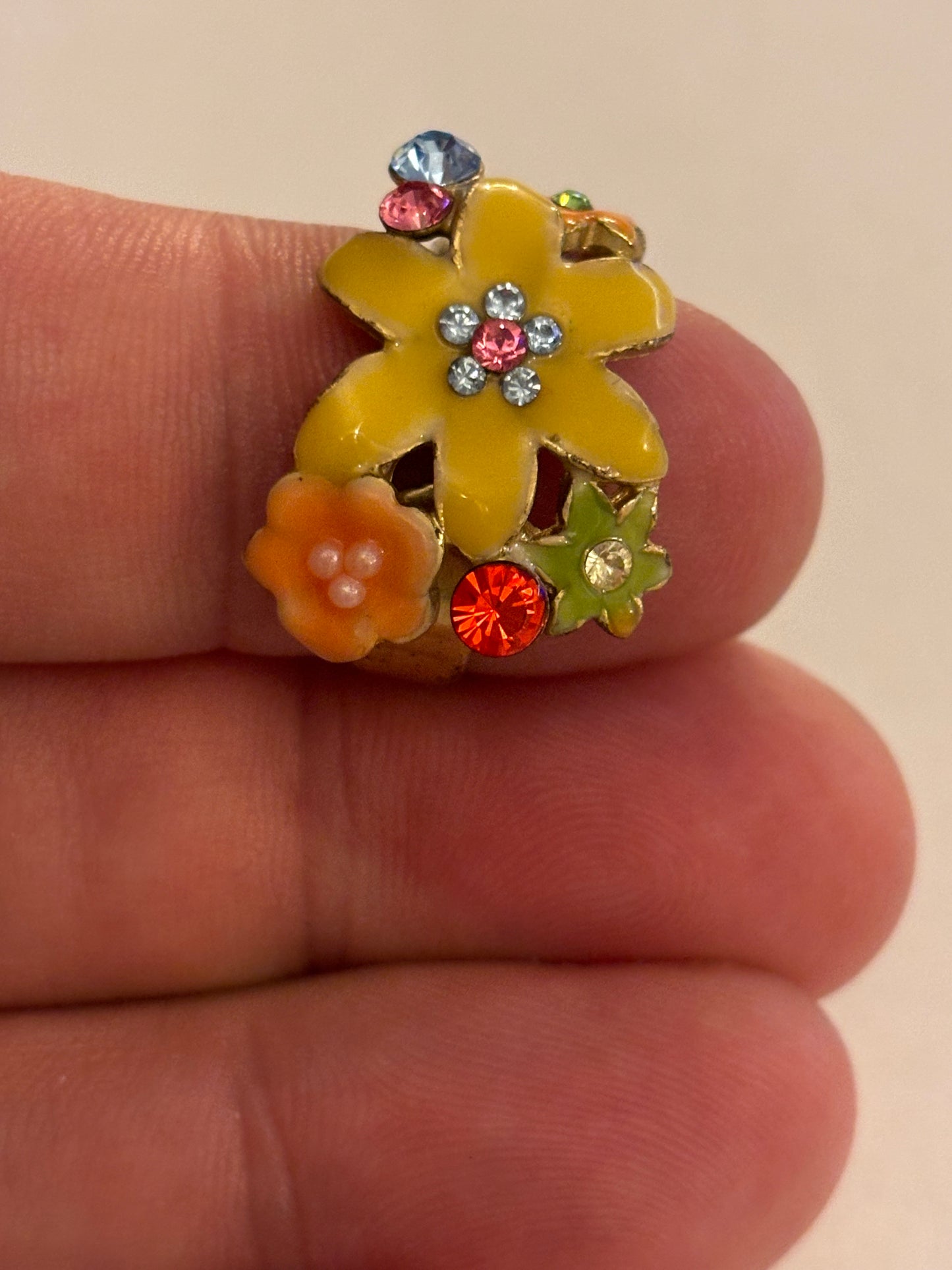 Gold metal ring with group of flowers and stones - Size M