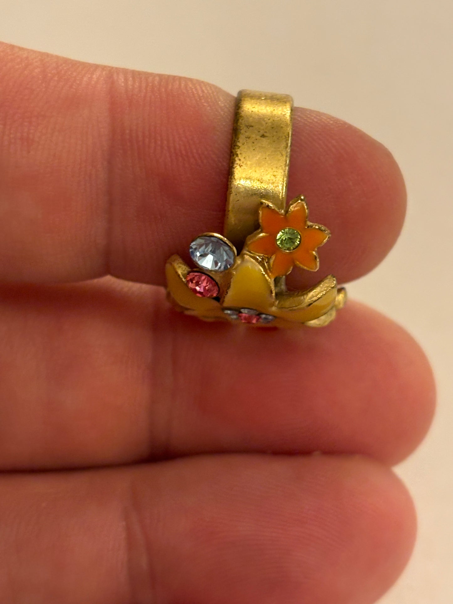 Gold metal ring with group of flowers and stones - Size M