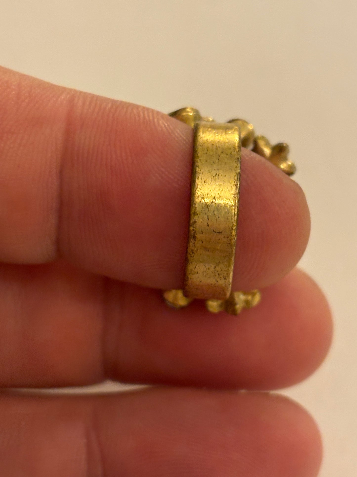 Gold metal ring with group of flowers and stones - Size M