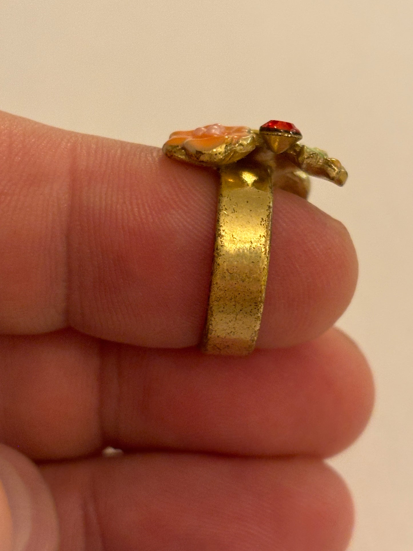 Gold metal ring with group of flowers and stones - Size M