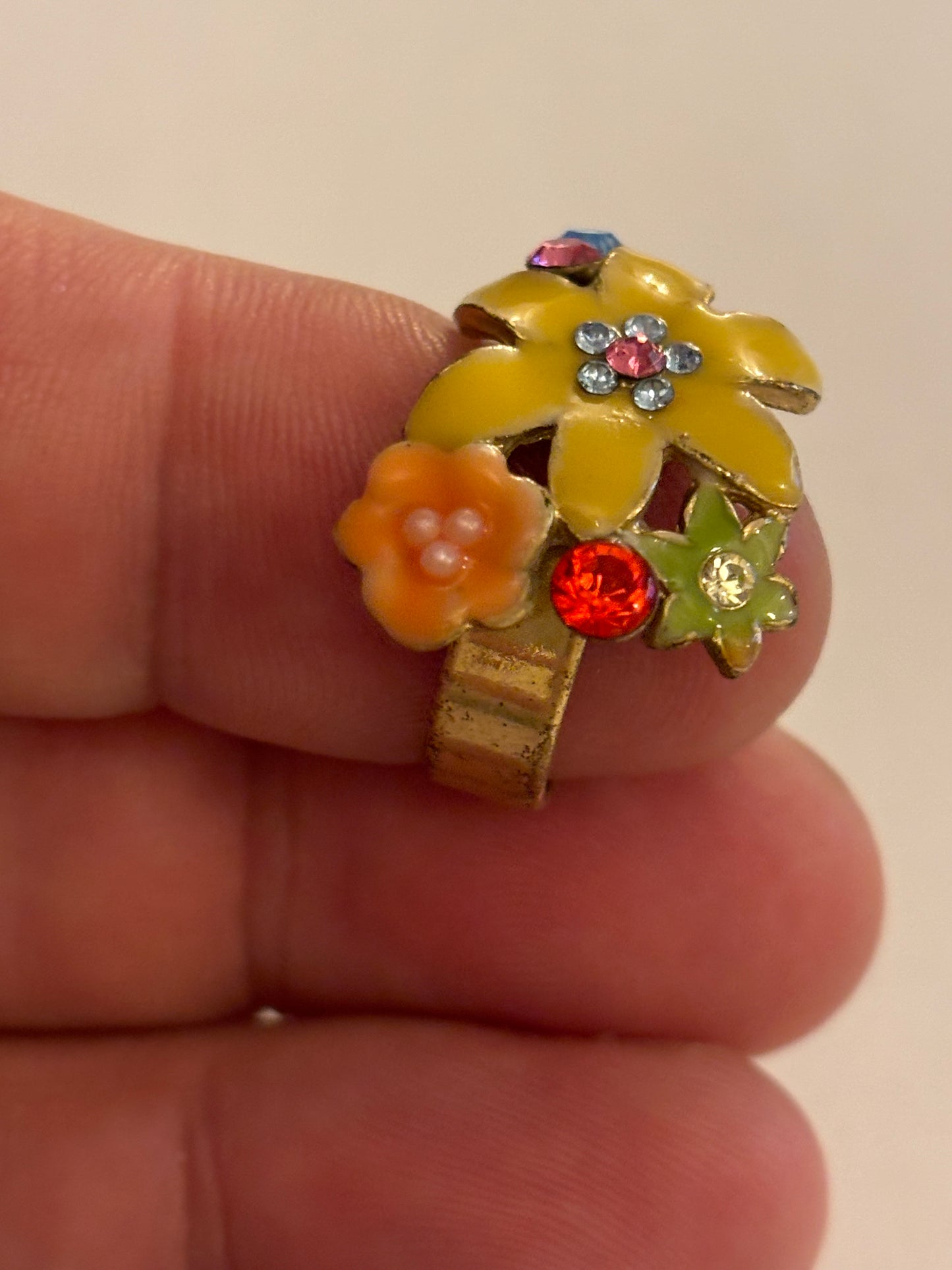 Gold metal ring with group of flowers and stones - Size M