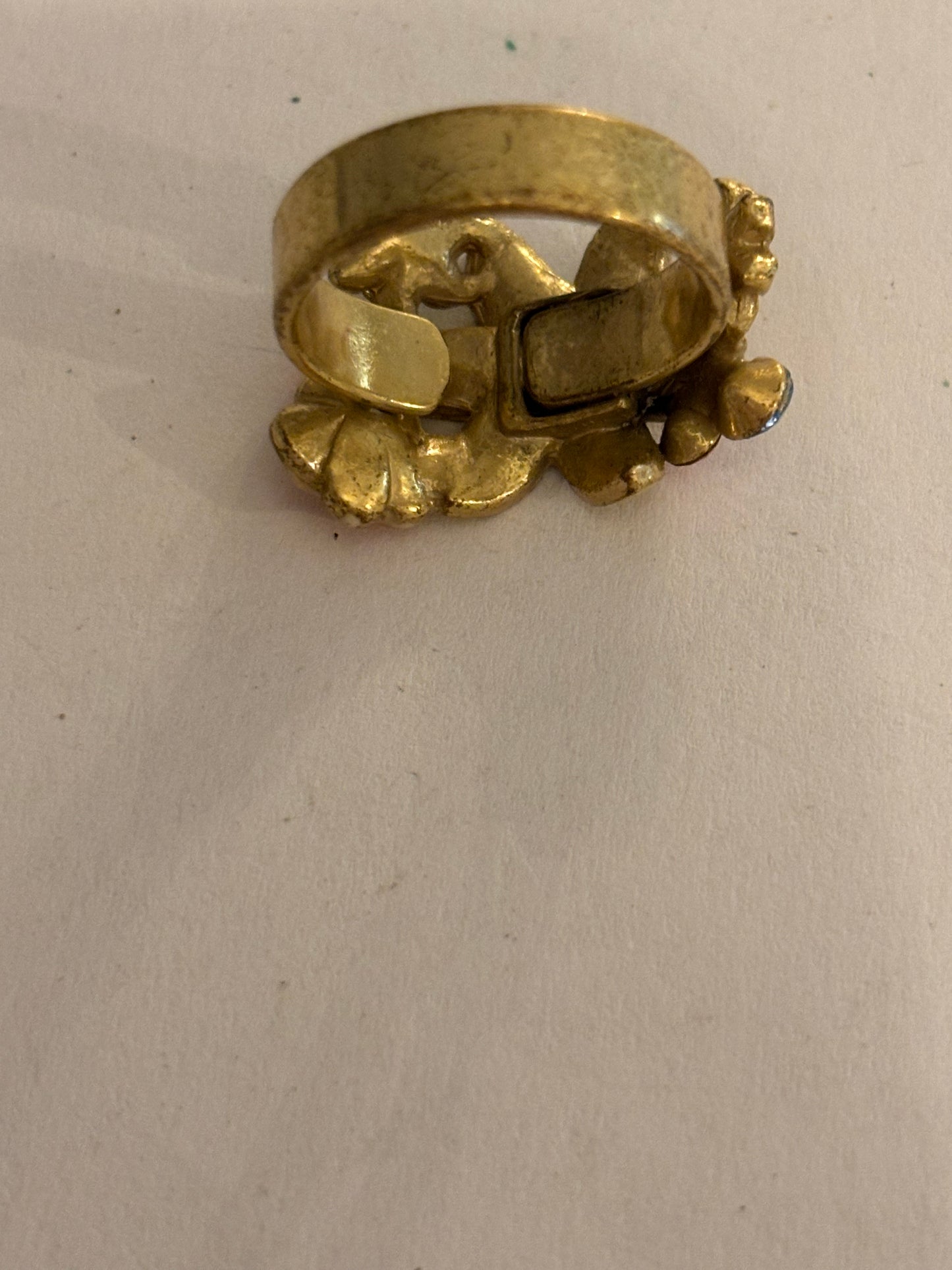 Gold metal ring with group of flowers and stones - Size M