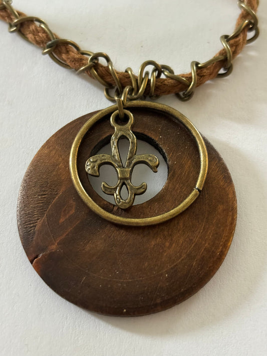 Rope necklace with wooden and fleur de lis pendant