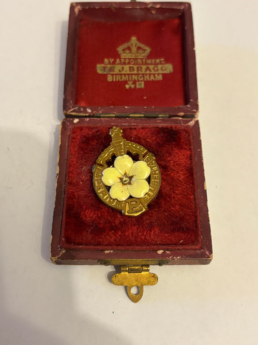 VINTAGE / ANTIQUE EARLY ENAMEL BOXED PRIMROSE LEAGUE BUTTON HOLE BADGE