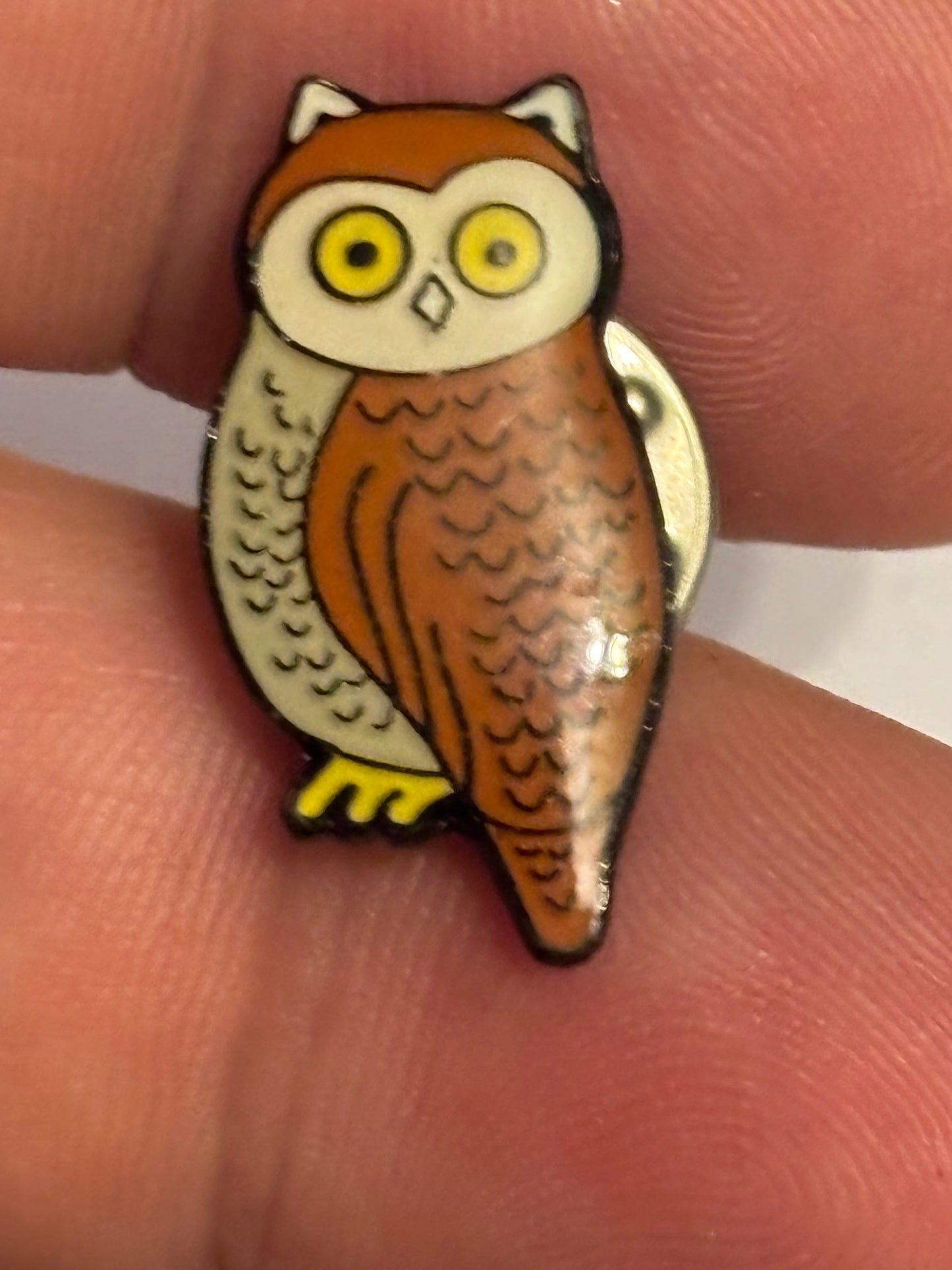 Small brown owl badge