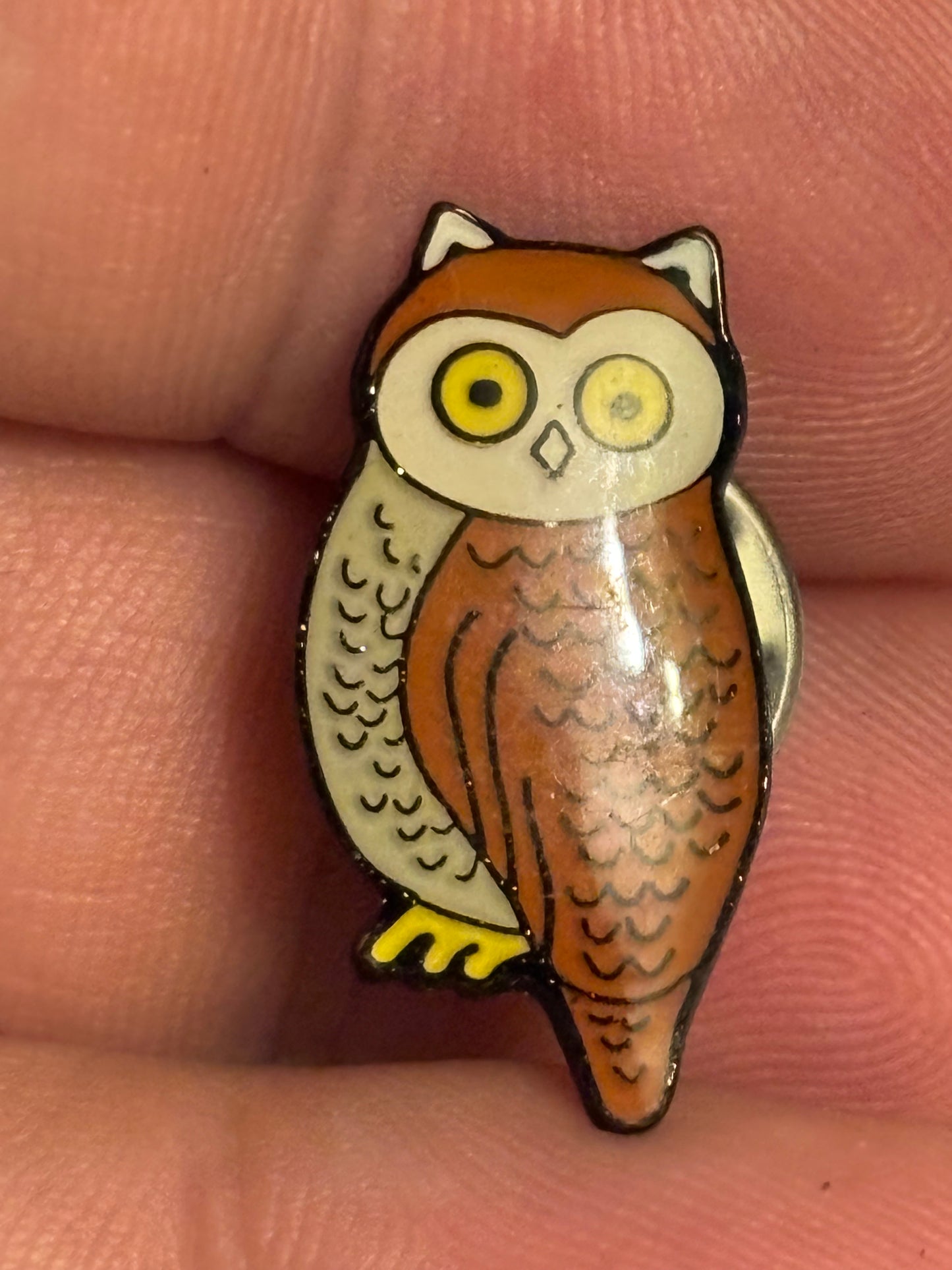 Small brown owl badge