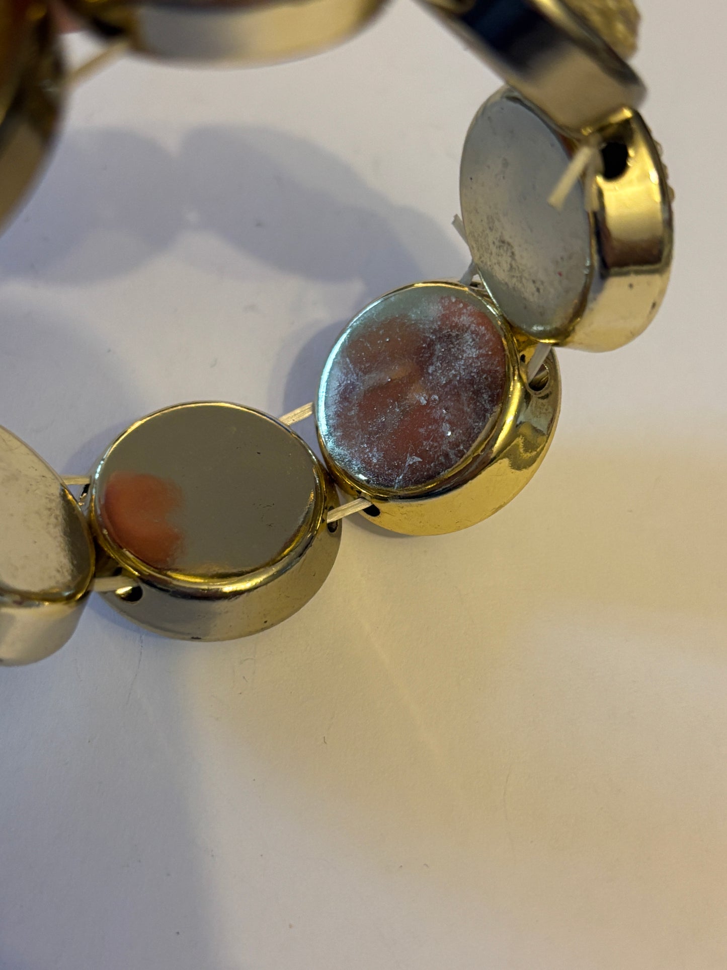 Light gold metal bracelet with round sparkly setting