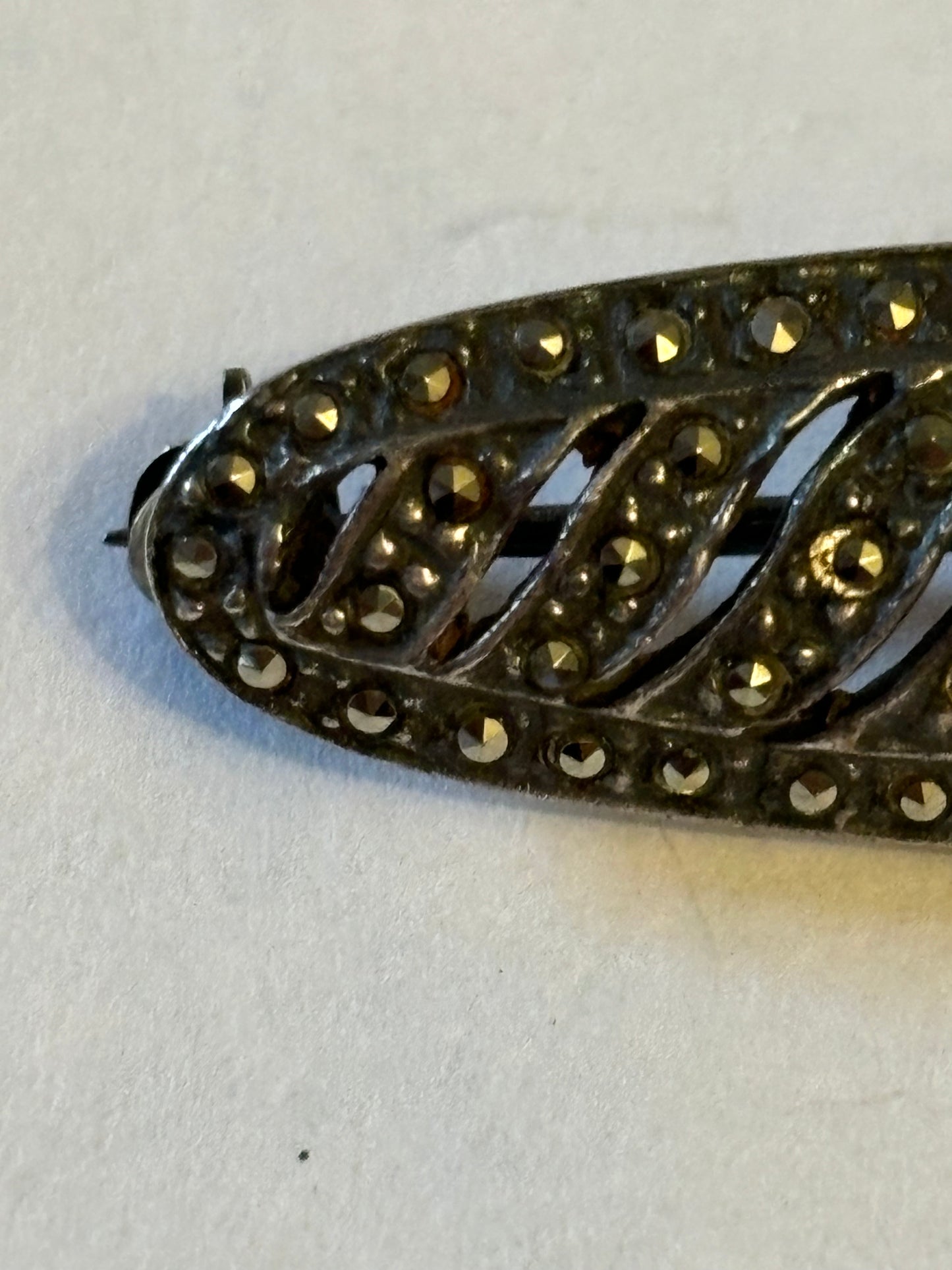 Long oval feather style silver 925 and marcasite brooch 7g