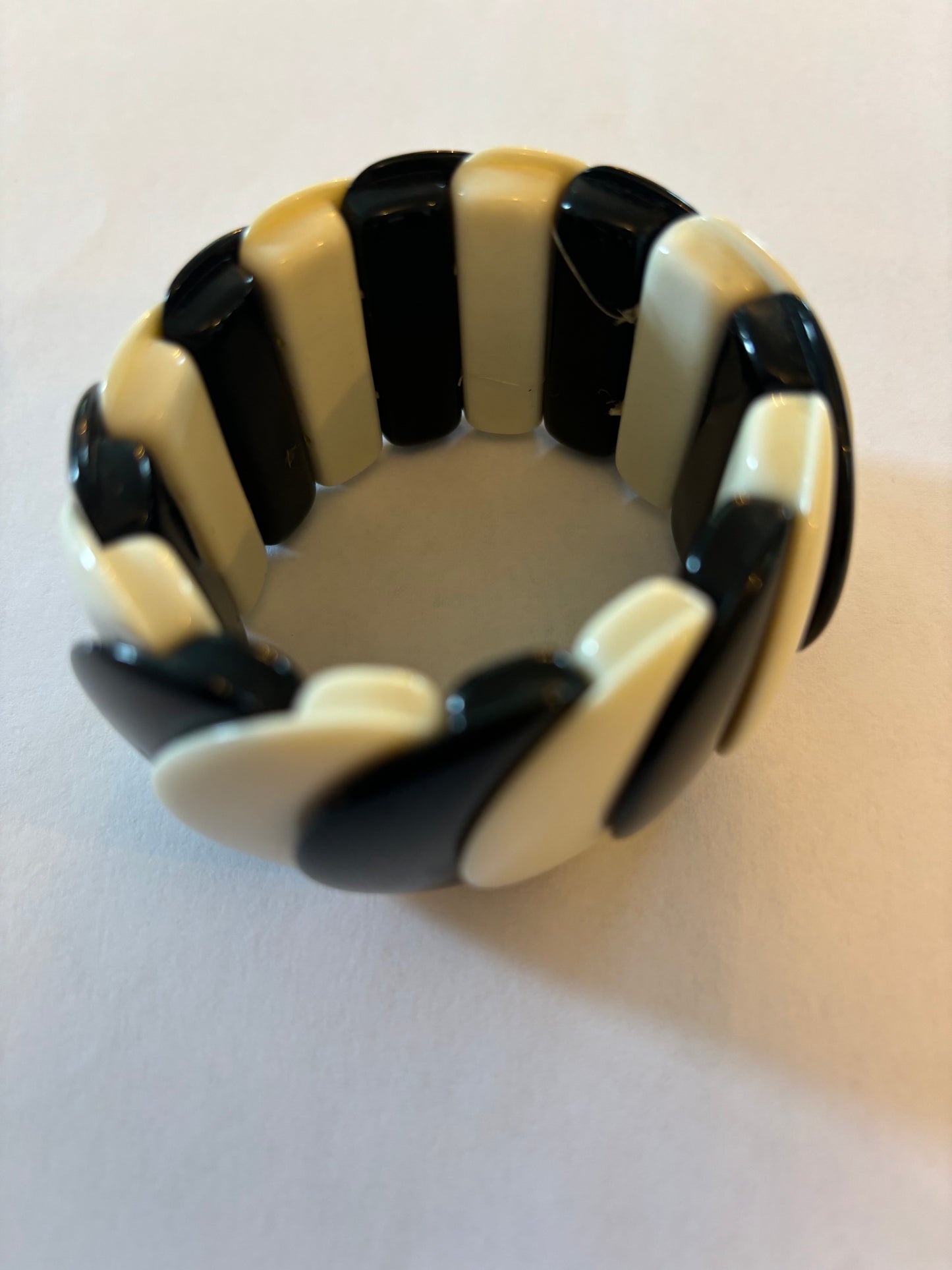 Black and white alternate half circle disc stretch bangle