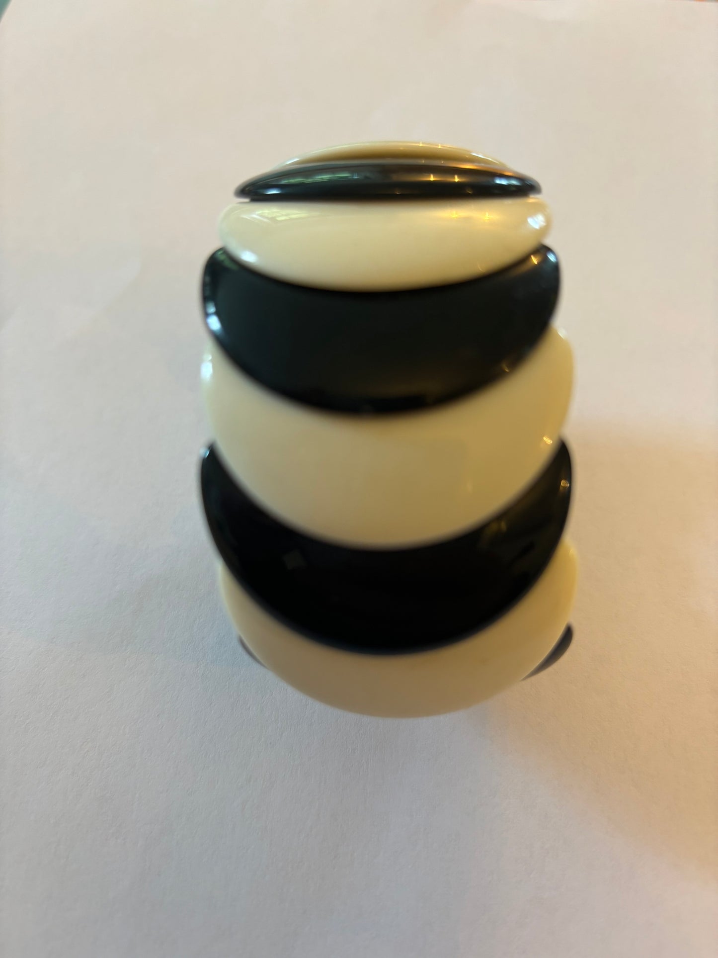 Black and white alternate half circle disc stretch bangle