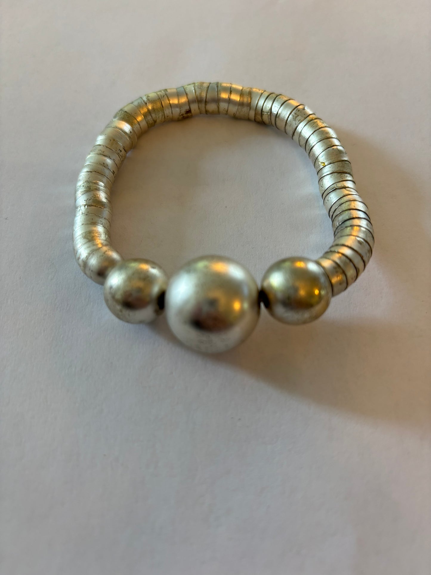 Silver discs stretch bracelet with larger beads