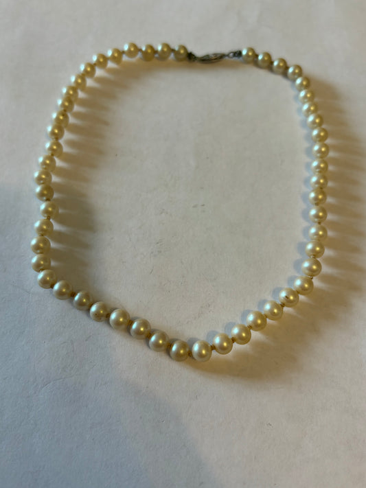 Single Row Vintage Pearl Style Necklace