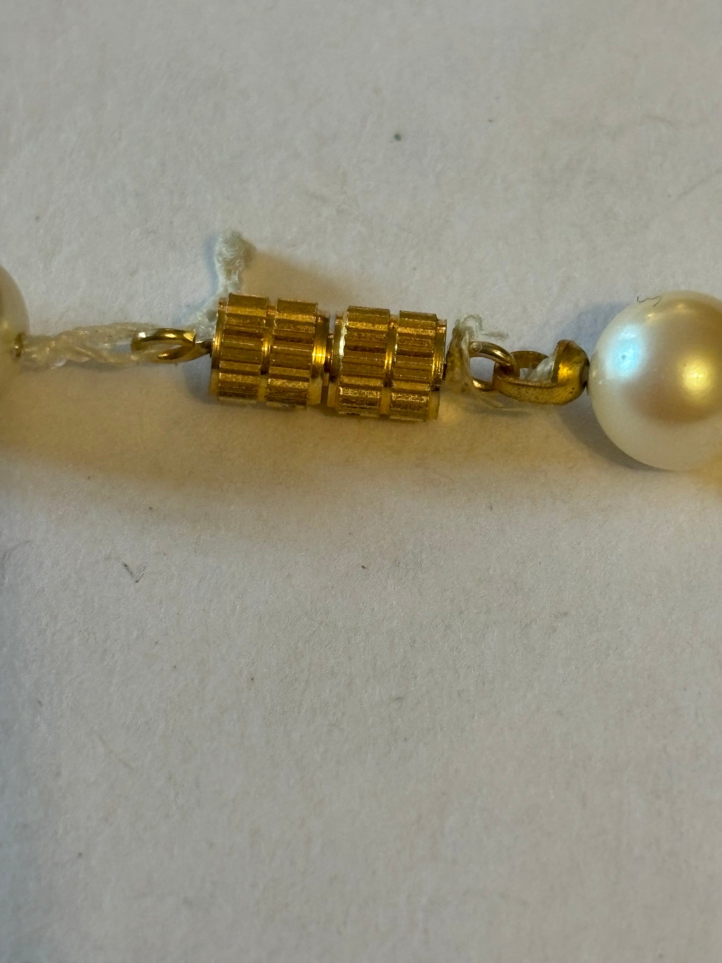 Pearl style necklace with gold screw clasp