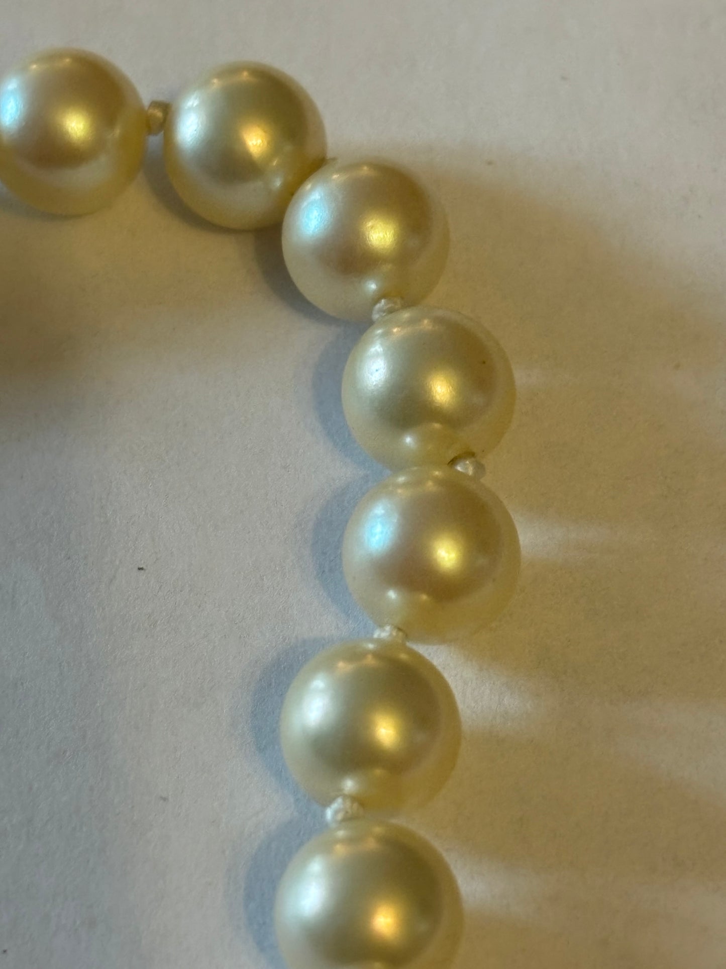 Pearl style necklace with gold screw clasp