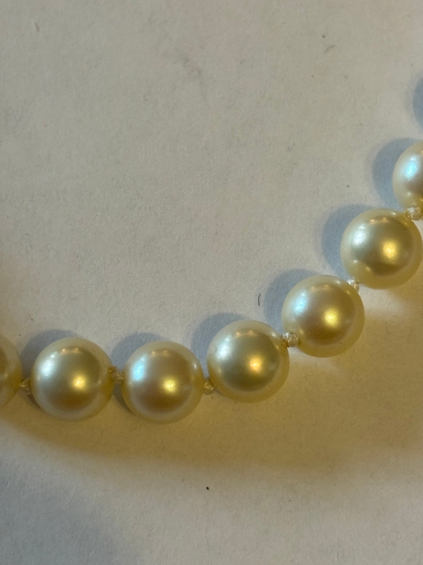 Pearl style necklace with gold screw clasp