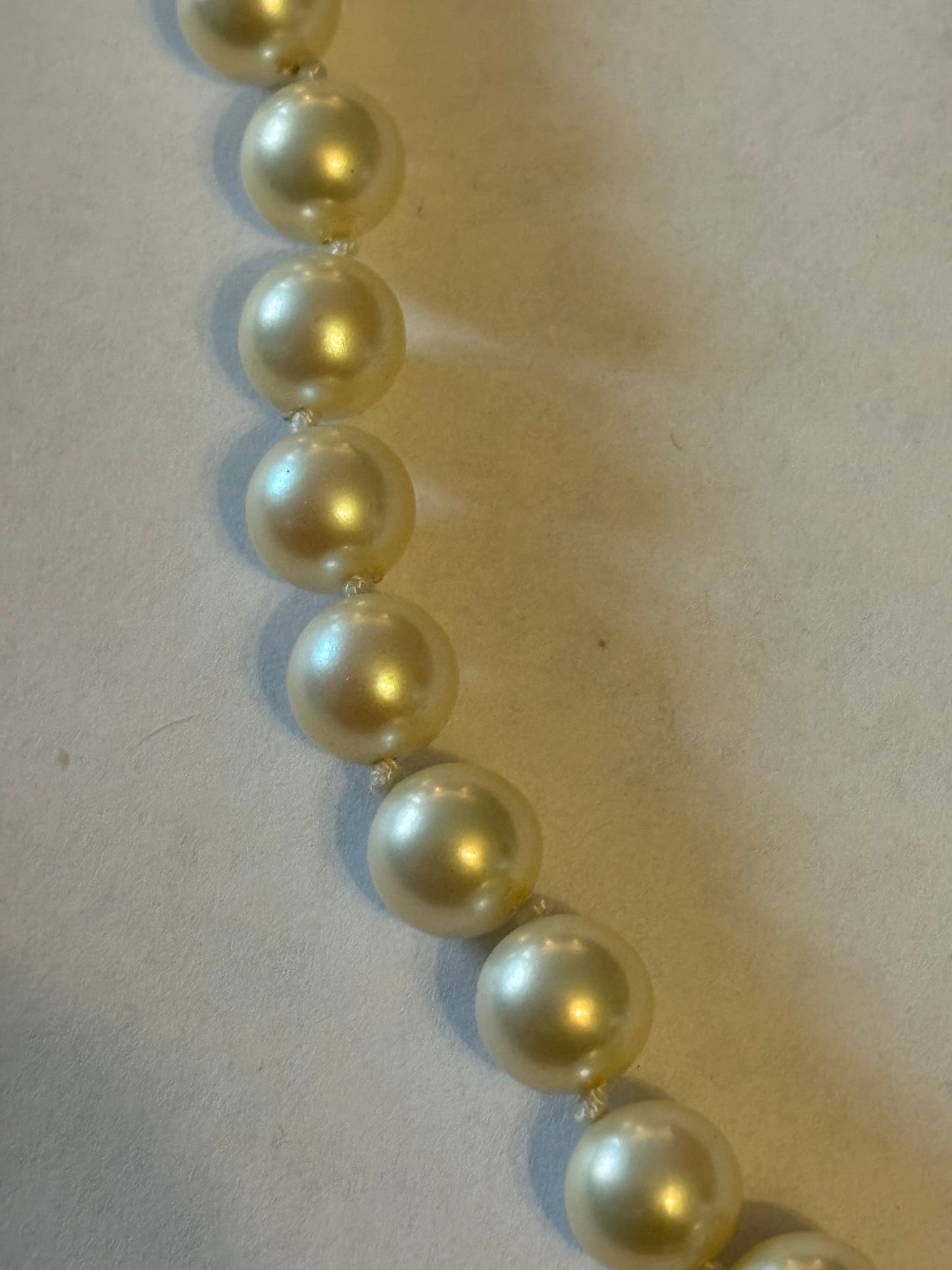 Pearl style necklace with gold screw clasp