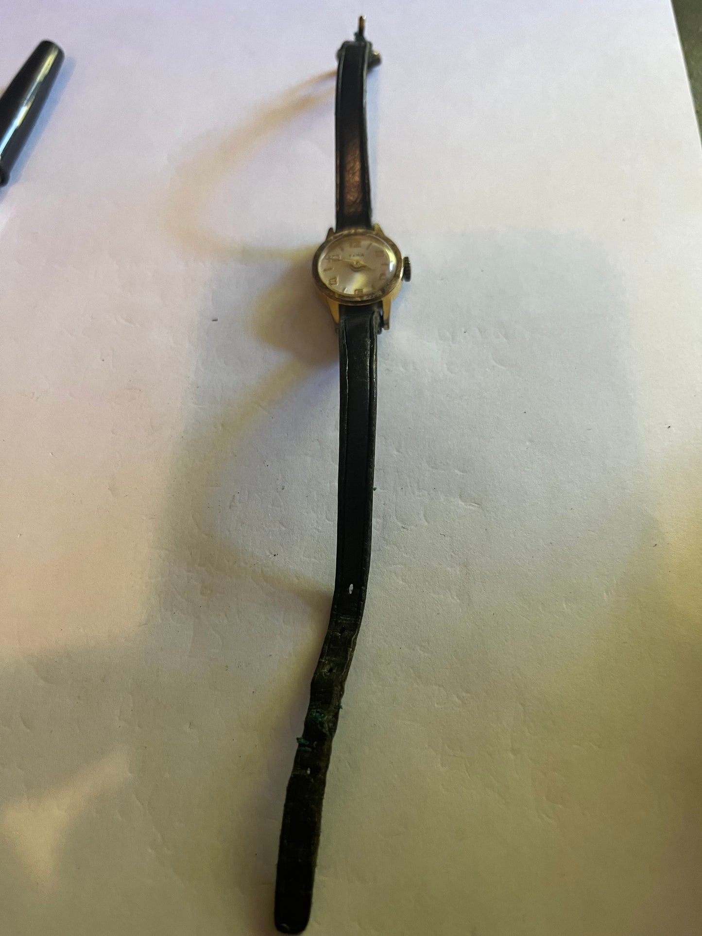 Tara black and gold ladies manual wristwatch - Untested