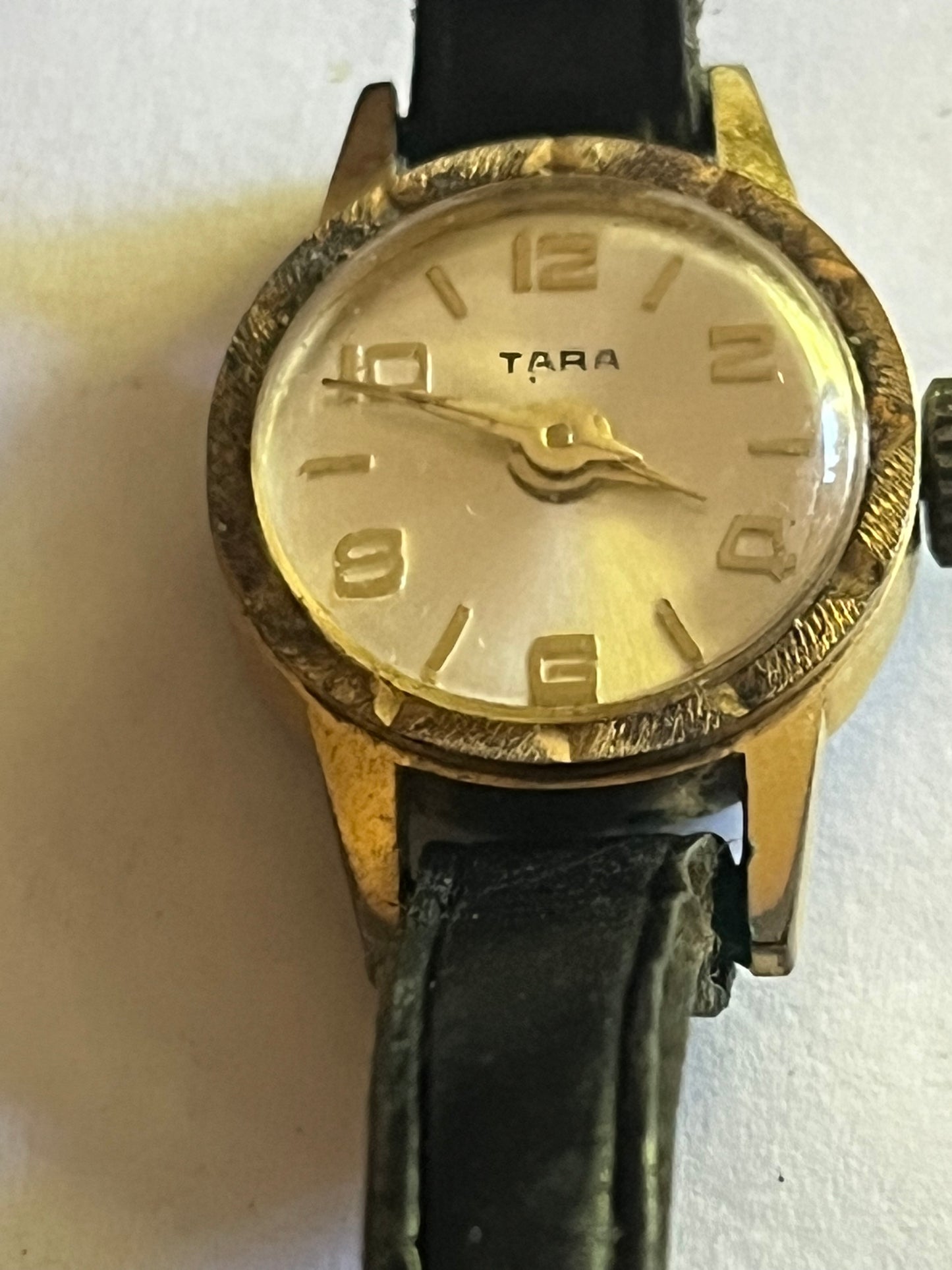 Tara black and gold ladies manual wristwatch - Untested