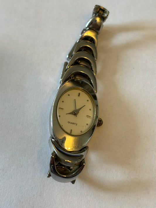 Unbranded silver curved link watch - Untested