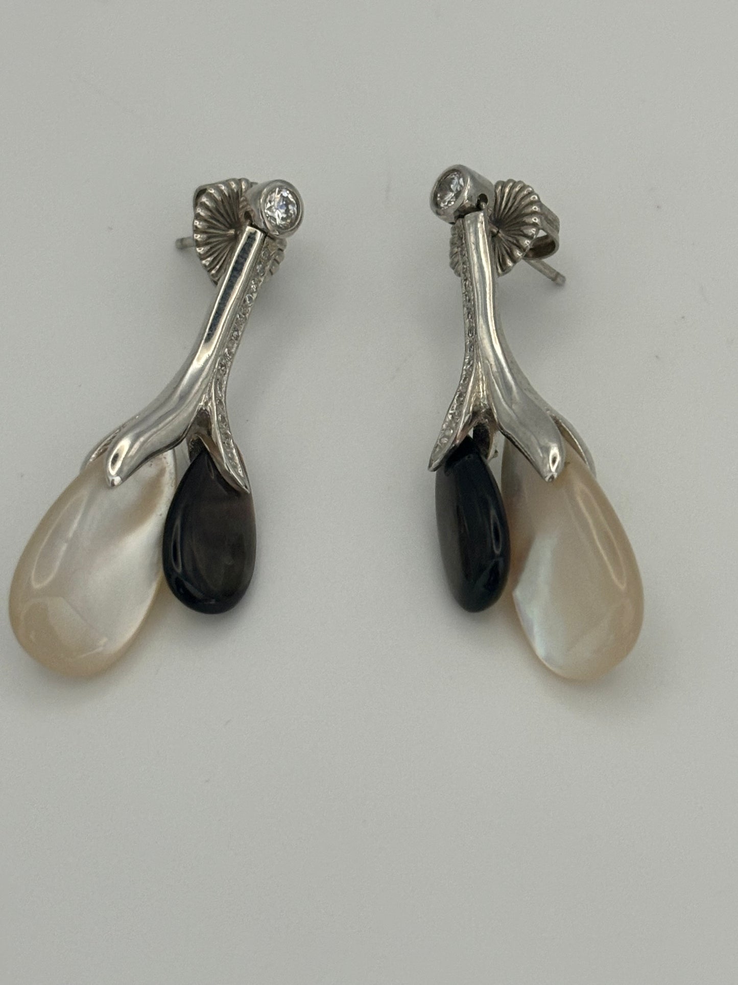 Large 925 bar earrings with pearlescent and black beads