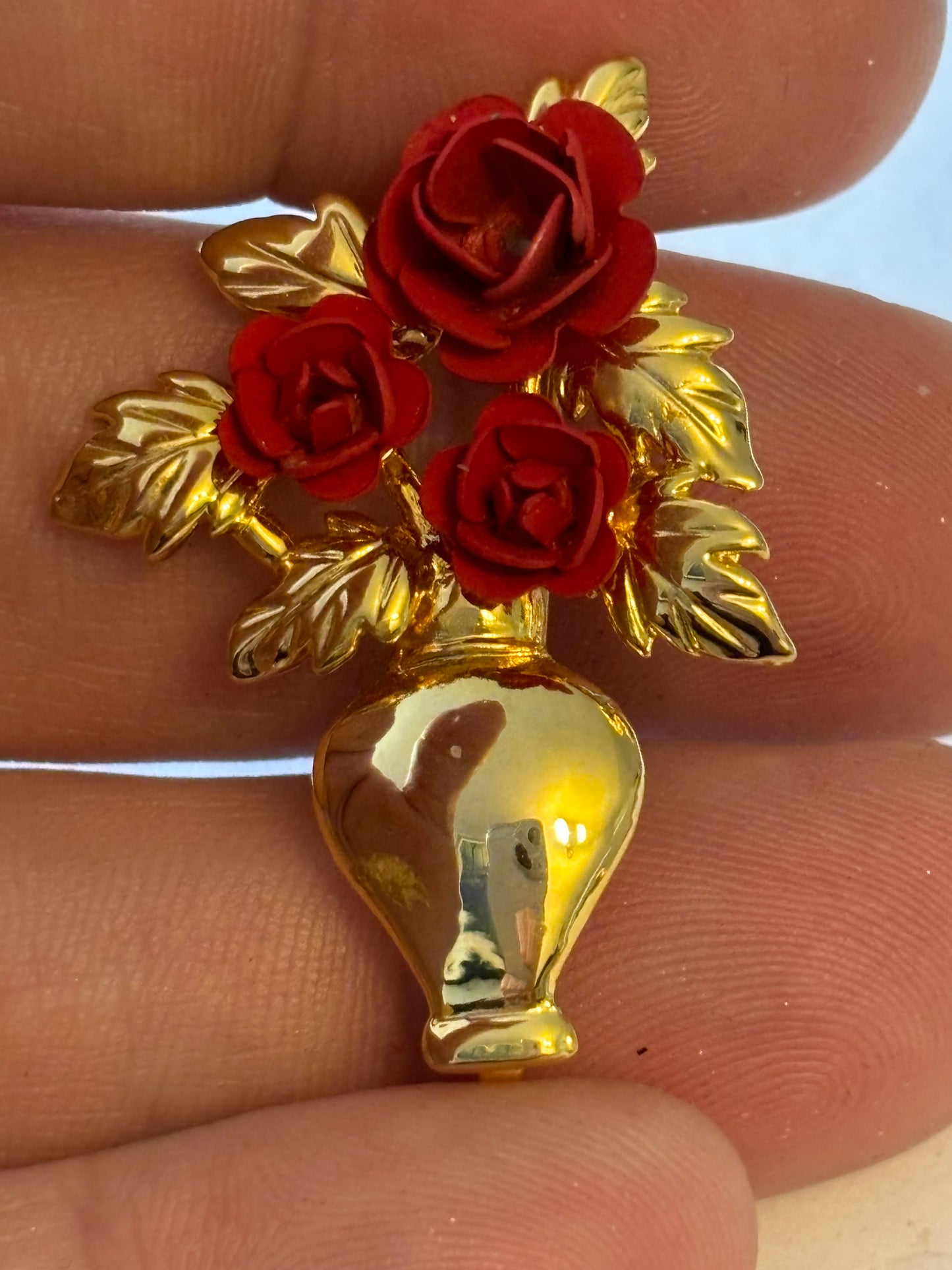 Red flowers in vase gold metal brooch