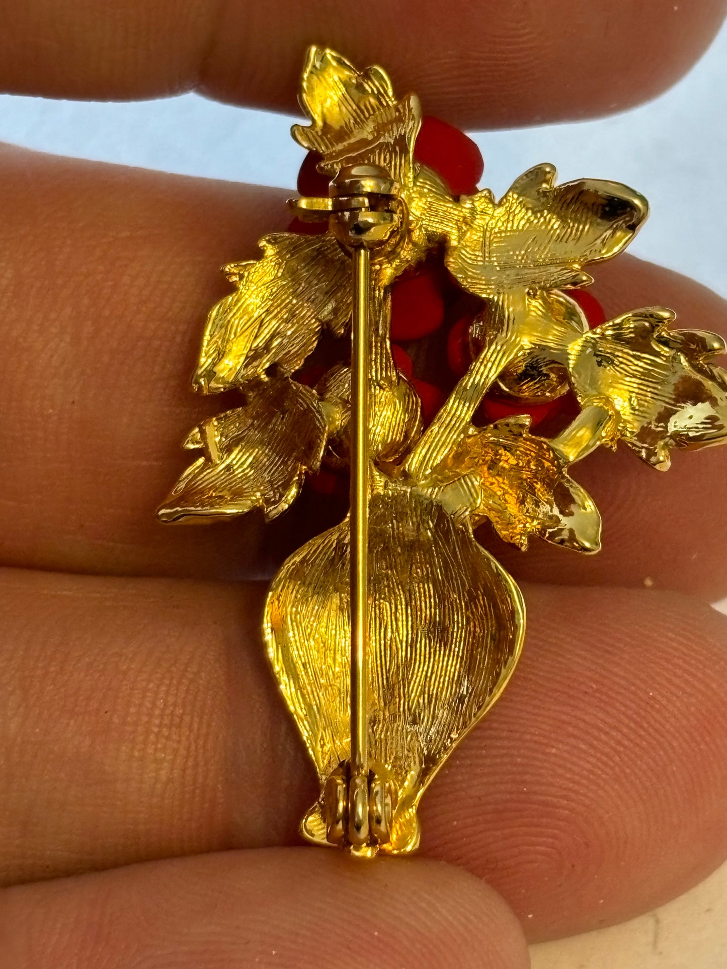 Red flowers in vase gold metal brooch