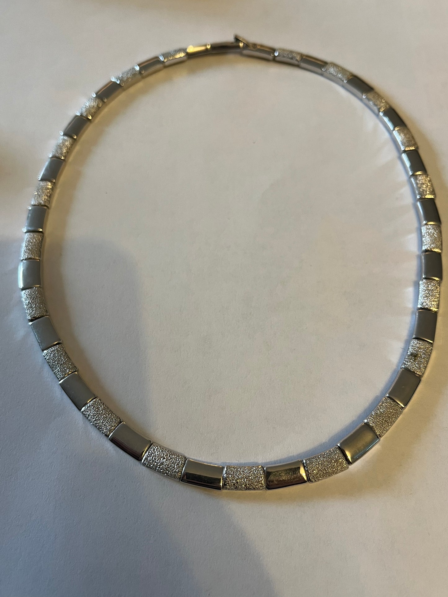 Thick silver necklace with alternate smooth and textured links